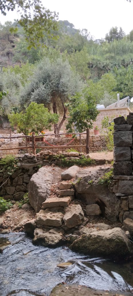 Stone Guesthouse with River Access – Jdeideh, El Chouf