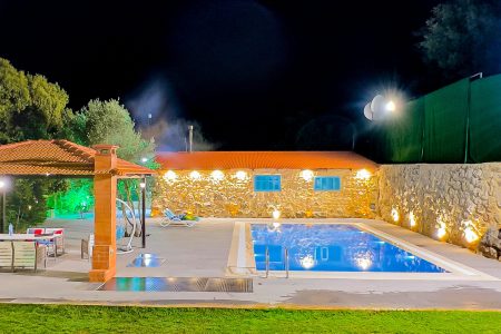 Chalet with Private Pool – Sejoud Jezzine