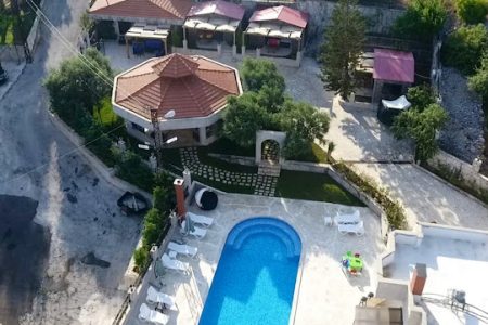 Cabins with Pool – Aabdelli,  Batroun